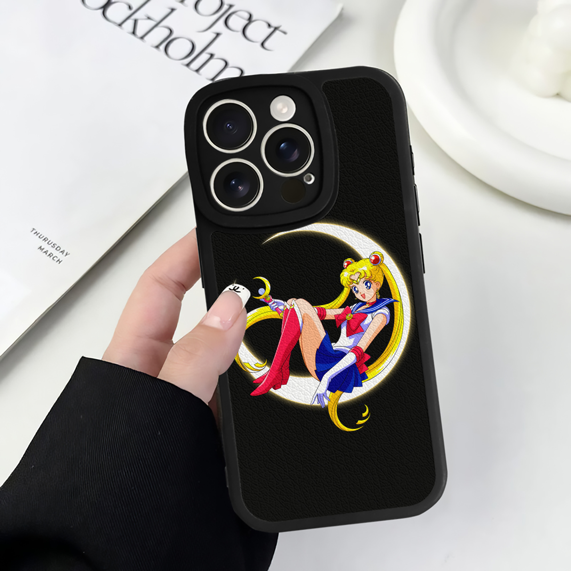 （画像用） 美少女戦士セーラームーン 月野 うさぎ つきの うさぎ Sailor Moon Tsukino Usagi 【iPhone 16シリーズ対応】シリコンスマホケース（レザー調） 材質：シリコン